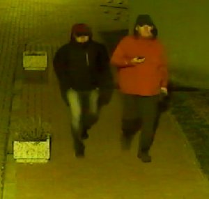 zdjęcie z monitoringu przedstawiające dwóch mężczyzn idących obok siebie
