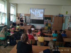 Policjantka prowadzi spotkanie profilkatyczne