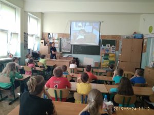 Policjantka prowadzi spotkanie profilkatyczne