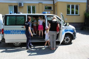 Dzieci z wizytą w komendzie, zwiedzanie radiowozu