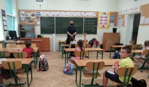 policjantka na zajęciach z dziećmi