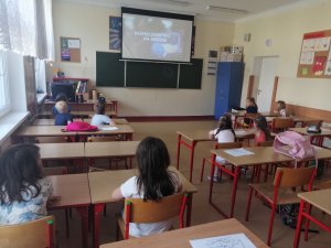 Dzieci na spotkaniu edukacyjno - profilaktycznym z Policją