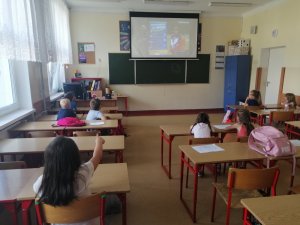 Dzieci na spotkaniu edukacyjno - profilaktycznym z Policją