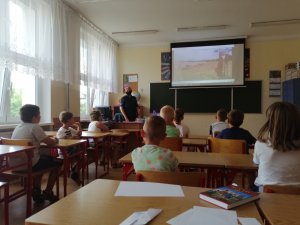 Dzieci na spotkaniu z Policją na temat bezpieczeństwa nad wodą
