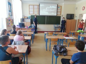 Dzieci na spotkaniu z Policją na temat bezpieczeństwa nad wodą