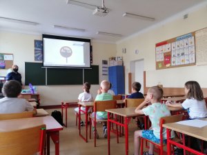 Dzieci na spotkaniu z Policją na temat bezpieczeństwa nad wodą