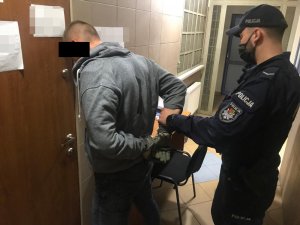 czynności policjantów z zatrzymanym
