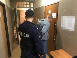 czynności policjantów z zatrzymanym