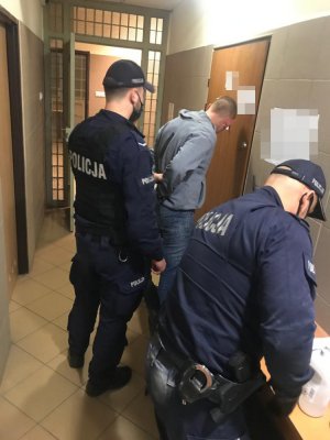 czynności policjantów z zatrzymanym