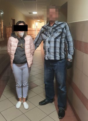 policjant prowadzi zatrzymaną