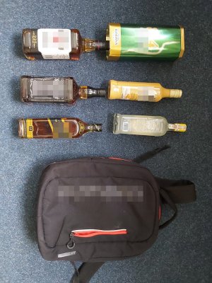 rozłożone zabezpieczone alkohole i plecak