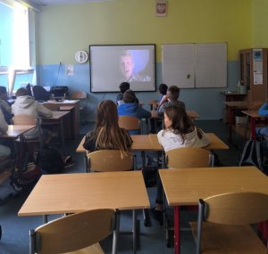 zajęcia edukacyjne z uczniami, dzieci siedzą w ławkach i oglądają wyświetlany film profilaktyczny