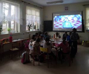 dzieci oglądają film profilaktyczny