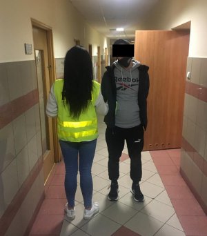 policjantka prowadzi zatrzymanego