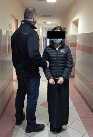 policjant prowadzi zatrzymaną