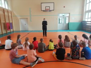 Policjantka na zajęciach edukacyjnych z dziećmi
