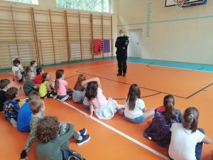 Policjantka na zajęciach edukacyjnych z dziećmi