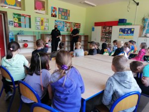 Policjanci podczas zajęć edukacyjnych w ramach akcji "Lato w Mieście"