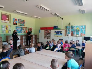 Policjanci podczas zajęć edukacyjnych w ramach akcji Lato w Mieście