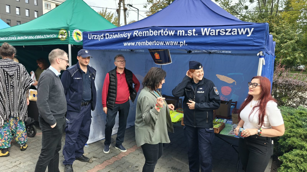 Policjanci z Rembertowa na Naukowym EKOpikniku – sprzęt, porady i rozmowy o rekrutacji