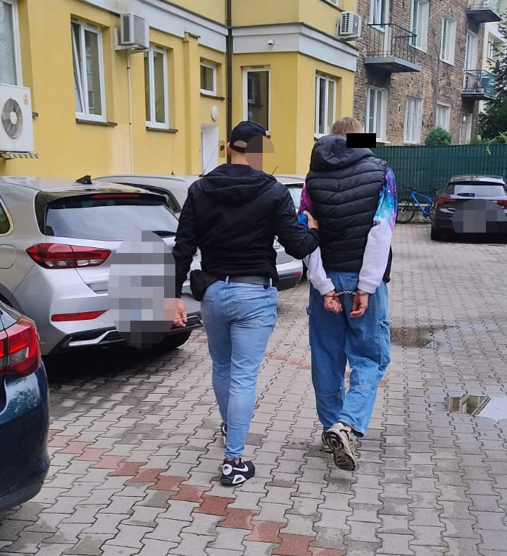 49-latek z zarzutami za kradzieże zuchwałe łańcuszków; sąd zastosował policyjny dozór